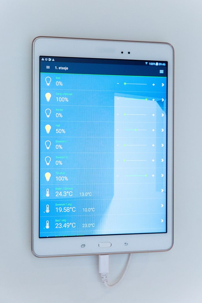 Alt elektisk i huset kan styres via App, inklusiv lys, varme, alarm og blending av lys.